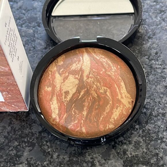 Laura Geller Baked Balance-N-Brighten Color Correcting Foundation in Toffee - Picture 2 of 6